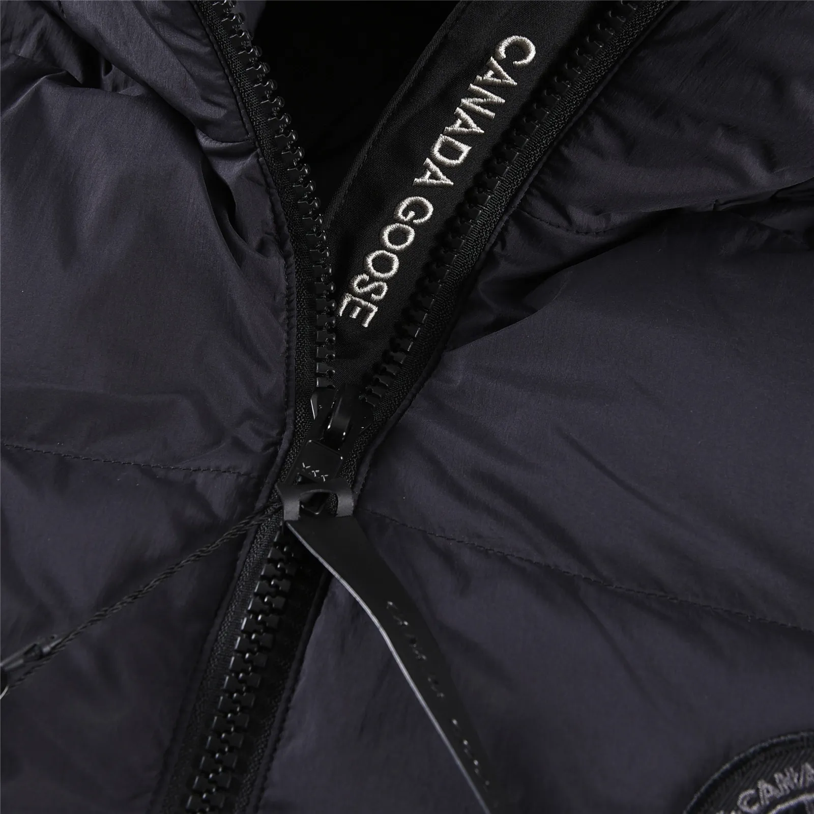 P850 with dust bag +10 Ouyang Nana 2nd generation latest CANADA GOOES goose black label down jacket A must-have goose black label down jacket in the outerwear industry! The latest designer styles! Big goose down jacket has always been a fashion favorite and is loved by celebrities from all walks of life! Fashionable hooded cut, high-end customer-supplied fine goose down, high resilience, smooth zipper, strong and firm. Pockets on both sides can store small items, free your hands, and you can go out without worries. It can also meet the need of putting your hands in your pockets👏👏Produced by Big Goose, it can be used as a group uniform by many celebrities. This down jacket uses a double-layer anti-down lining design, which has strong windproof performance and will be very warm in winter! New standard 90% goose down filling, high fluffiness, windproof hooded design. When walking outdoors, pull the collar to the highest position, put your hands in the pockets and it will be very warm. It can be easily controlled by all body types! The interior is equipped with an elastic snow skirt design for better wrapping. The simple and neat style design highlights the masculine temperament. The impeccable style is classic and never goes out of style. It is warm and practical, and it is versatile! You can enter with your eyes closed! Color: Black Khaki Size: XS-XXL